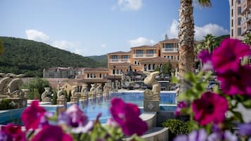 Una piscina techada, una piscina al aire libre de temporada, sombrillas