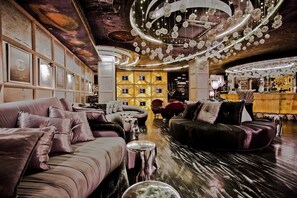2 bares, salón en el lobby