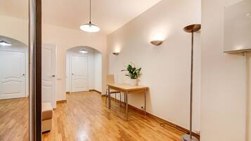 Apartment, Balkon | Wohnzimmer | 40-Zoll-Fernseher mit Kabelempfang