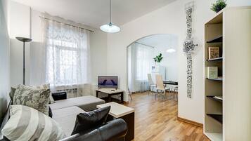 Apartment, Balkon | Wohnbereich | 40-Zoll-Fernseher mit Kabelempfang