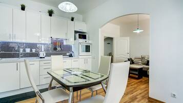 Apartment, Balkon | Eigene Küche | Großer Kühlschrank, Mikrowelle, Ofen, Herdplatte