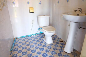 Family Room with River View | バスルーム | シャワー、バスアメニティ (無料)、ヘアドライヤー、タオル