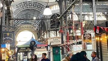 An indoor market with a high arched ceiling and metal framework.
