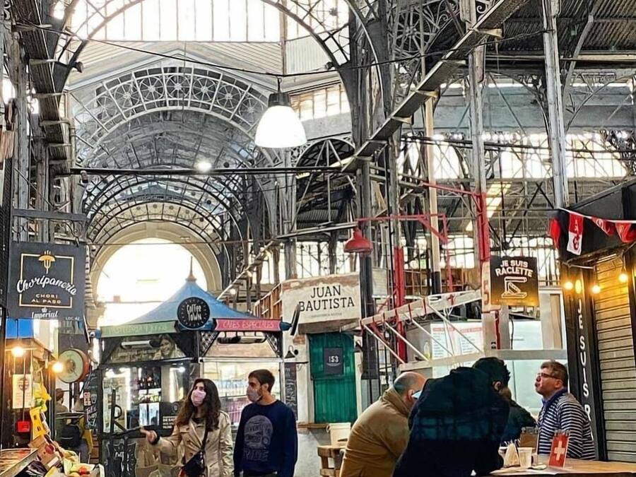 An indoor market with a high arched ceiling and metal framework.