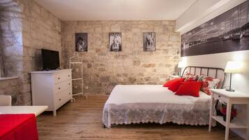 Estudio Confort, 1 cama Queen size, vista a la ciudad | 1 habitación, insonorización, wifi gratis y ropa de cama