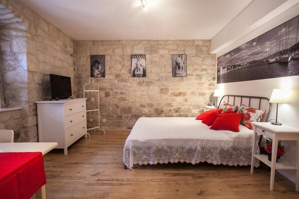 Comfort Studio, 1 Queen Bed, City View