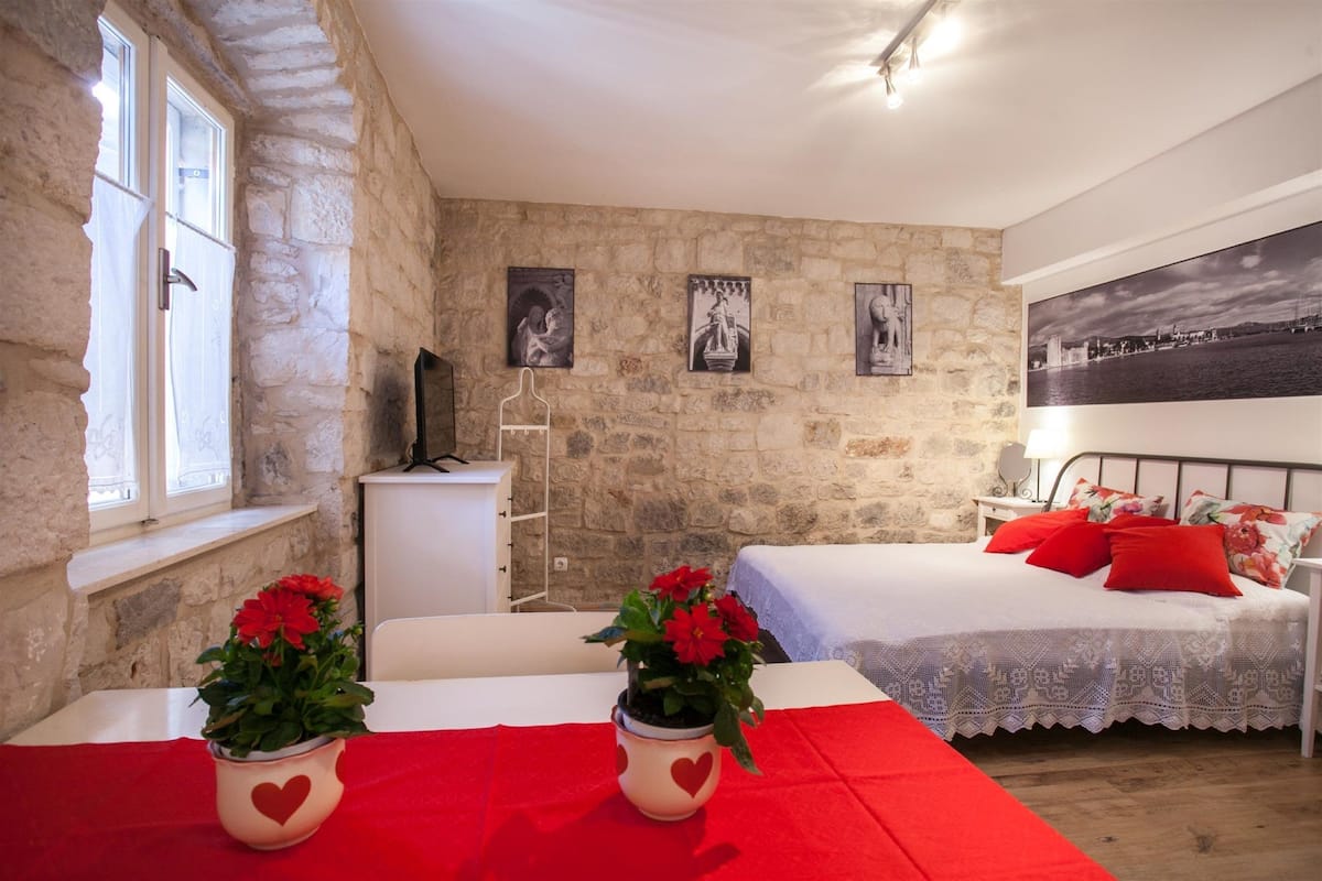 Comfort Studio, 1 Queen Bed, City View | 1 bedroom, soundproofing, free WiFi, bed sheets