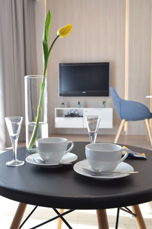 Deluxe studio suite, 1 slaapkamer, niet-roken, kitchenette (Woda) | Een bureau, een strijkplank/strijkijzer, gratis wifi