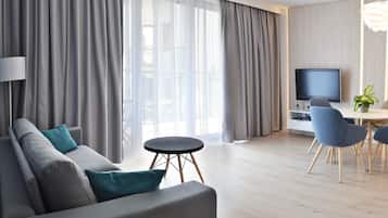 Deluxe Studio Suite, 1 Bedroom, Non Smoking, Kitchenette (Woda) | Desk, iron/ironing board, free WiFi