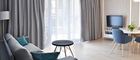 Deluxe Studio Suite, 1 Bedroom, Non Smoking, Kitchenette (Woda) | Desk, iron/ironing board, free WiFi