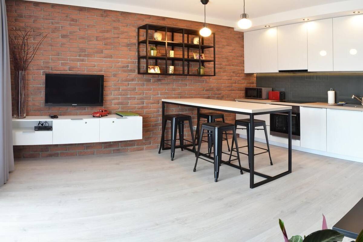 Deluxe Studio Suite, 1 Bedroom, Non Smoking, Kitchenette (Ogien) | Desk, iron/ironing board, free WiFi