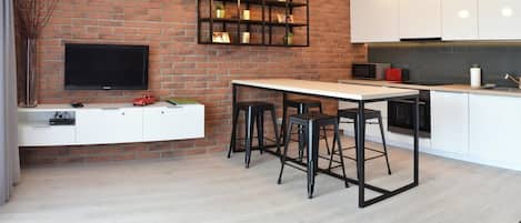 Deluxe Studio Suite, 1 Bedroom, Non Smoking, Kitchenette (Ogien) | Desk, iron/ironing board, free WiFi