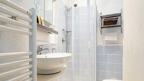 Condo | Salle de bain | Douche, articles de toilette (gratuits), séchoir à cheveux