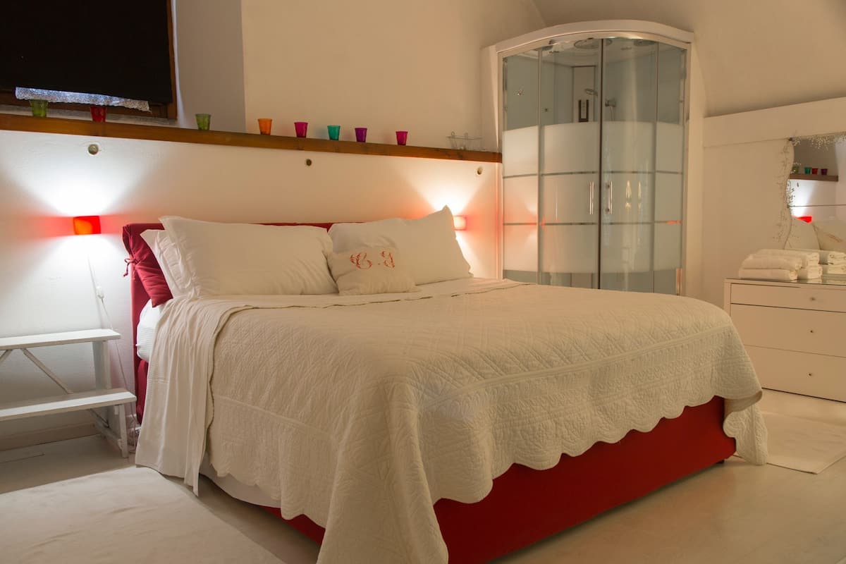 1 habitación, decoración personalizada y tabla de planchar con plancha