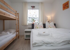 Apartamento, 1 habitación, balcón | 1 dormitorio, sistema de insonorización, tabla de planchar con plancha