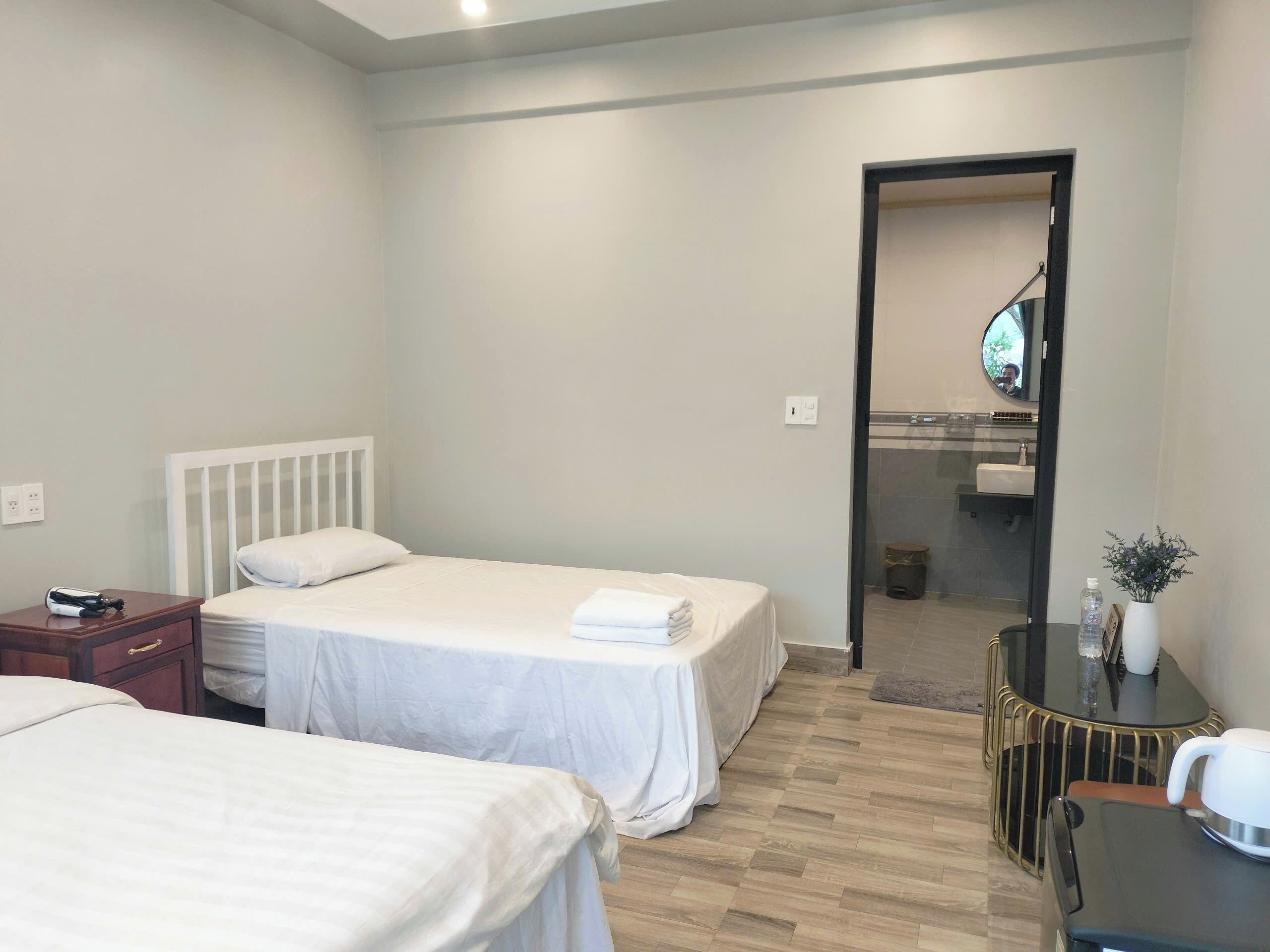 ดีลักซ์บังกะโล, 1 ห้องนอน, วิวแม่น้ำ, ชั้นล่าง (Quadruple) | 1 ห้องนอน, เตียงพร้อมฟูกเสริมที่นอน, มินิบาร์, โต๊ะทำงาน