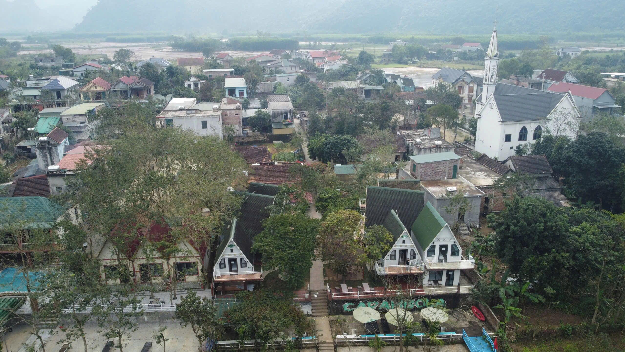 1 makuuhuone, pillowtop-patjalliset sängyt, minibaari, työpöytä