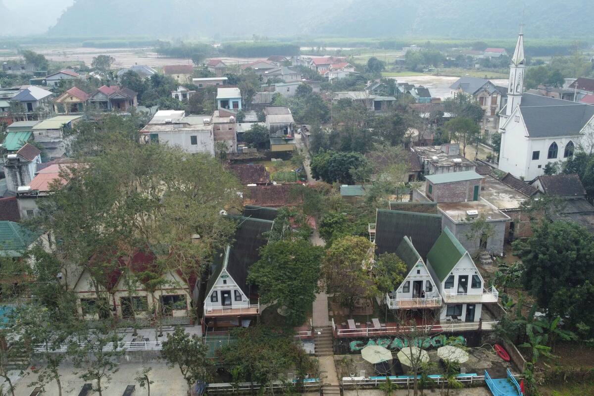 1 makuuhuone, pillowtop-patjalliset sängyt, minibaari, työpöytä