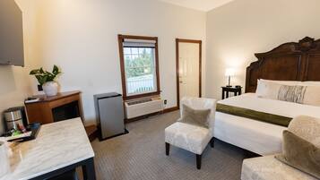 Romantic Room, 1 King Bed | Individually decorated, individually furnished, soundproofing, free WiFi