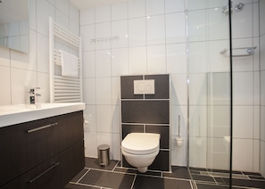 Apartamento, 2 quartos, sacada | Banheiro | Chuveiro, secador de cabelo, toalhas de banho 