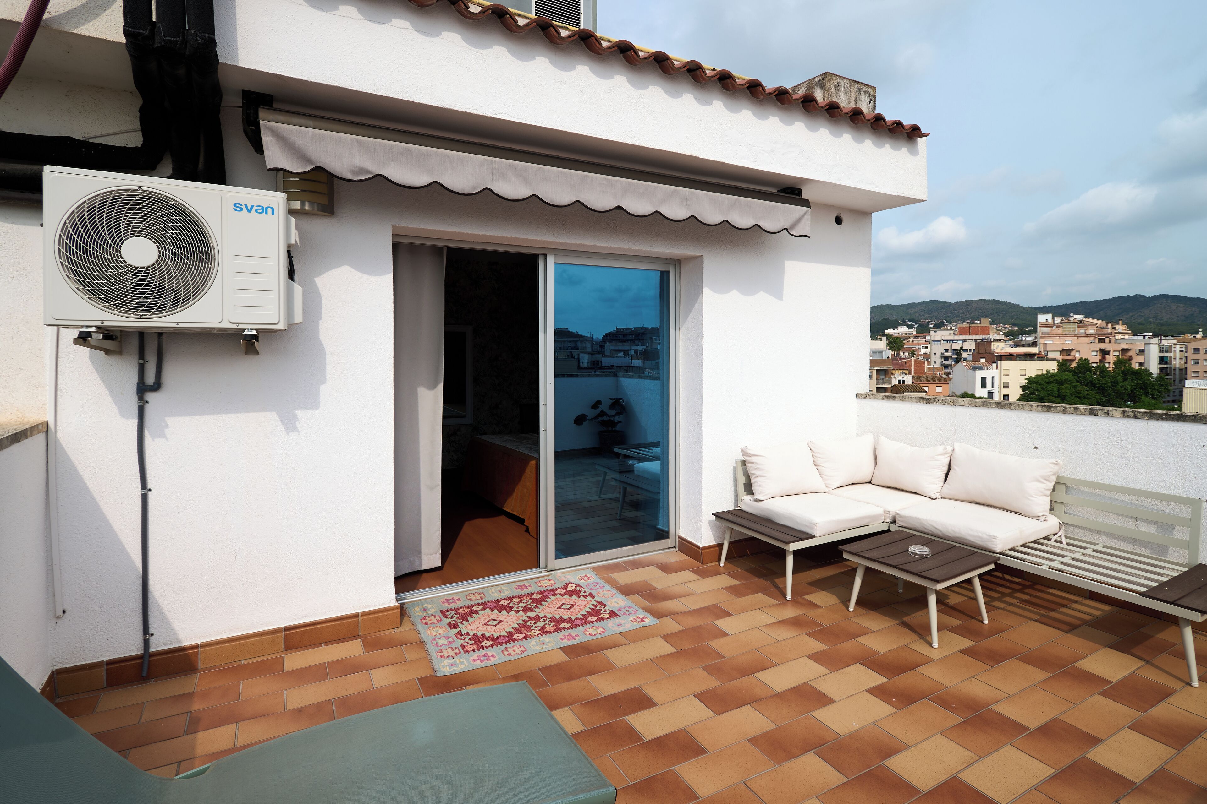 Eenvoudige suite | Een minibar, een kluis op de kamer, een bureau, verduisterende gordijnen