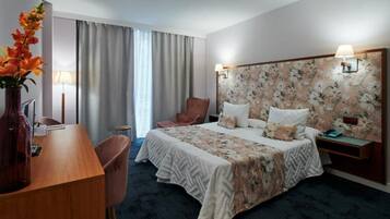 Habitación doble | 1 dormitorio, minibar, caja fuerte y escritorio