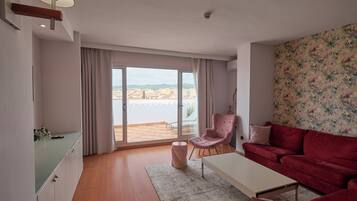 Suite básica | Minibar, caja fuerte, escritorio y cortinas opacas