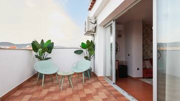 Een minibar, een kluis op de kamer, een bureau, verduisterende gordijnen