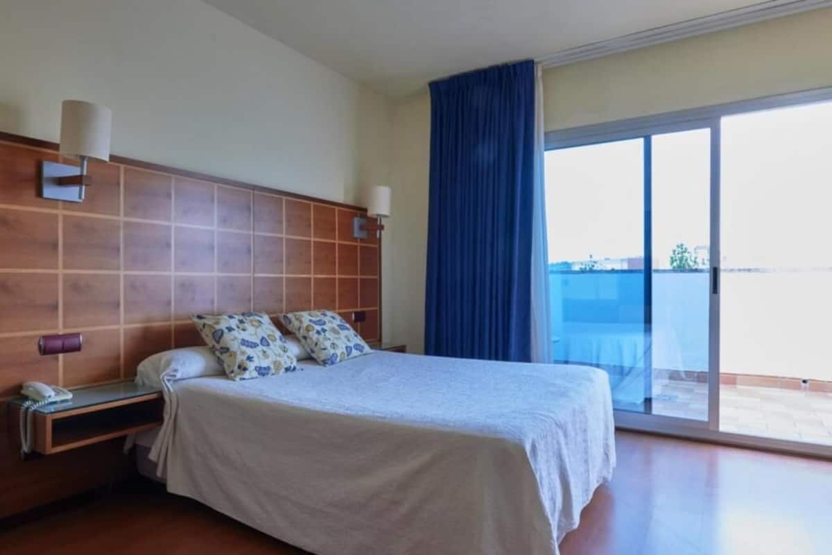 Minibar, Zimmersafe, Schreibtisch, Verdunkelungsvorhänge