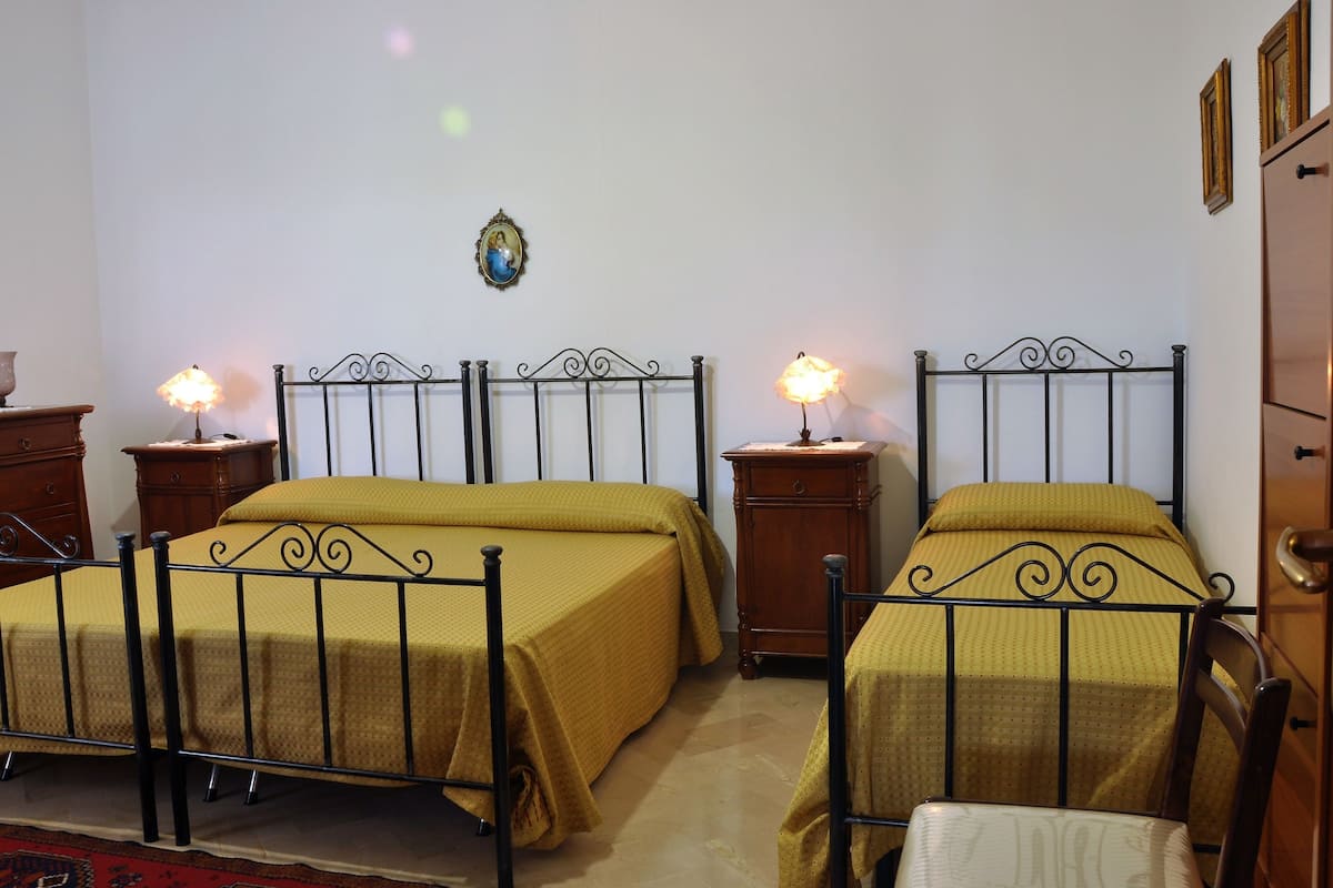 Triple Room, Ensuite | Pillowtop beds, individually furnished, iron/ironing board, free WiFi