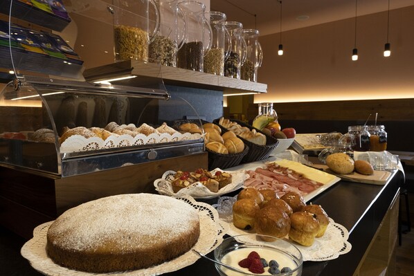 Free daily continental breakfast