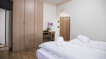 Basic-Doppelzimmer | Allergikerbettwaren, Daunenbettdecken, Zimmersafe, Schreibtisch