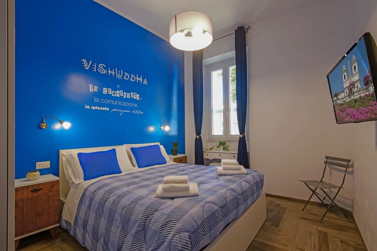 Basic Double Room, 1 Katil Raja (King), City View | Bar mini, peti besi dalam bilik, meja, kalis bunyi