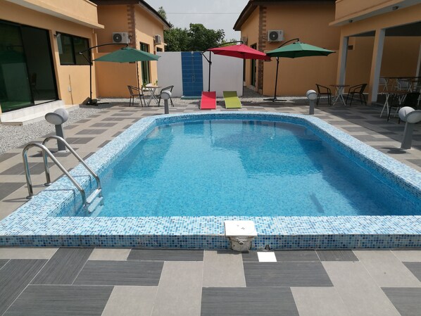 Ulkouima-allas, aurinkovarjoja, aurinkotuoleja