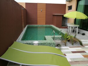 Ulkouima-allas, aurinkovarjoja, aurinkotuoleja