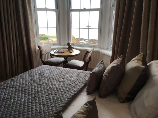 ห้องสแตนดาร์ดดับเบิล | เครื่องนอนระดับพรีเมียม, โต๊ะทำงาน, เตารีด/โต๊ะรีดผ้า