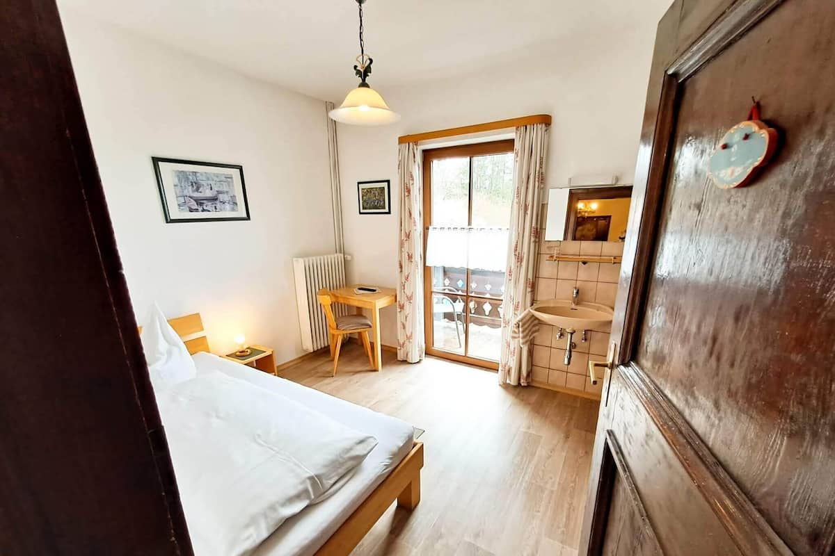 Traditional Single Room, Balcony, Courtyard Area (Room 2) | Individually decorated, blackout drapes, free WiFi, bed sheets