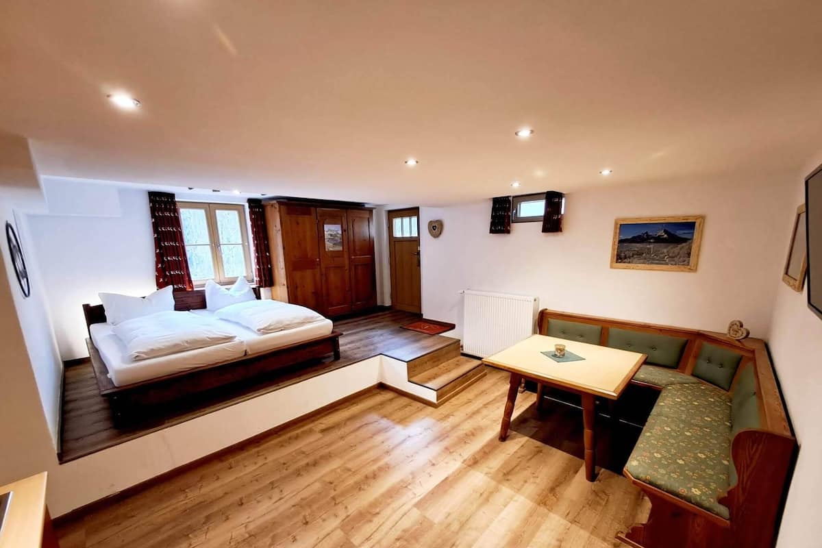 Traditional Studio Suite, 1 King Bed, Non Smoking, Kitchen (Room 6) | Individually decorated, blackout drapes, free WiFi, bed sheets