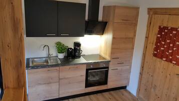 Tradisjonell studiosuite, 1 kingsize-seng, kjøkken, 1. etasje (Room 5) | Individuelt dekorert, blendingsgardiner, wi-fi (inkludert) og sengetøy