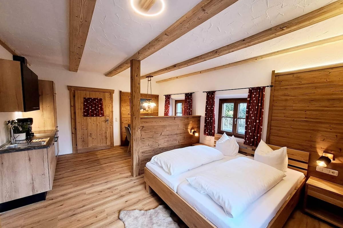 Traditional Studio Suite, 1 King Bed, Kitchen, Ground Floor (Room 5) | Individually decorated, blackout drapes, free WiFi, bed sheets