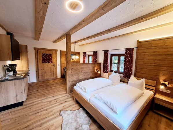 Hefðbundin stúdíósvíta - 1 stórt tvíbreitt rúm - eldhús - jarðhæð (Room 5) | Sérhannaðar innréttingar, myrkratjöld/-gardínur
