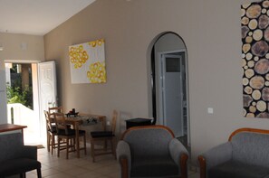 Departamento, 2 habitaciones, vista al mar | Área de sala de estar | Televisión de pantalla plana