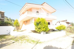 Vista frontal de la propiedad