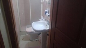 Deep-soaking bathtub, free toiletries, hair dryer, slippers