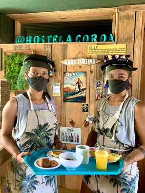 Outdoor dining - Hostel a Coroa (Arraial do Cabo)