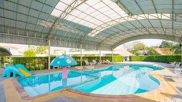 Een buitenzwembad, open van 10.00 uur tot 20.00 uur, en ligstoelen