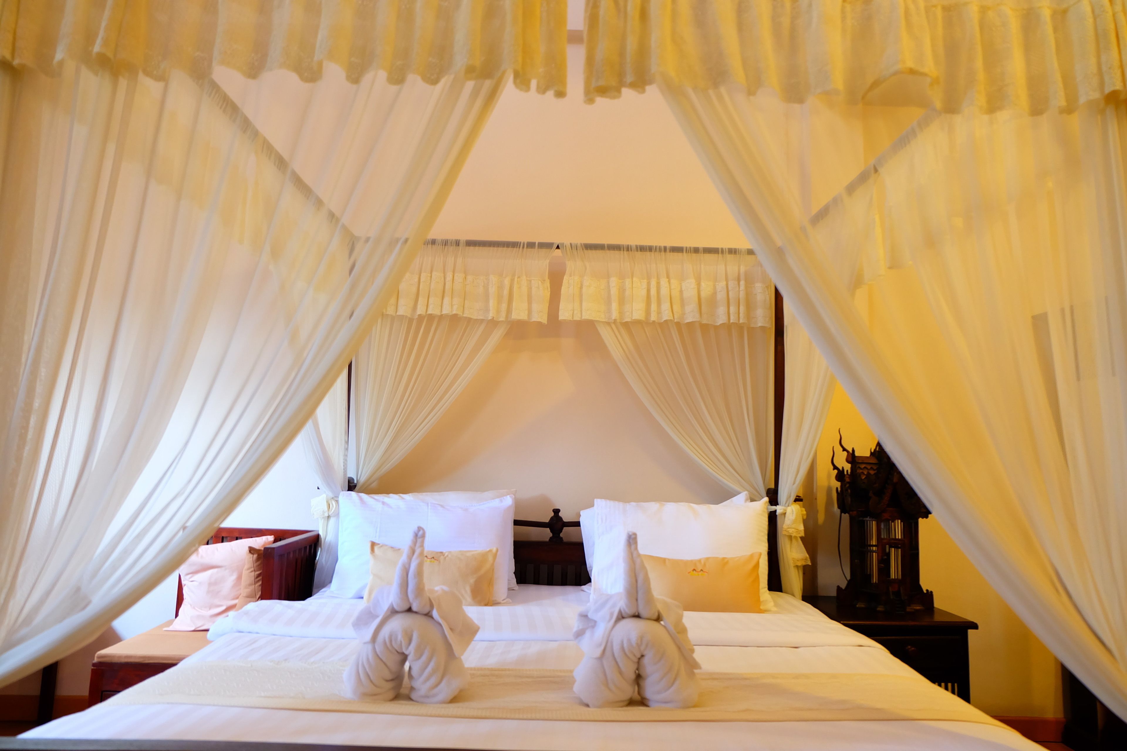 ميني بار وخزنة داخل الغرفة ومكتب وواي فاي مجانًا