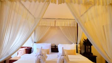 Familiekamer | Een minibar, een kluis op de kamer, een bureau, gratis wifi