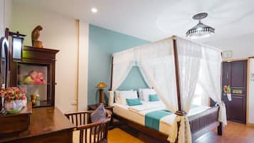 Standaard tweepersoonskamer | Een minibar, een kluis op de kamer, een bureau, gratis wifi