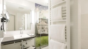 Een douche, gratis toiletartikelen, een haardroger, badjassen